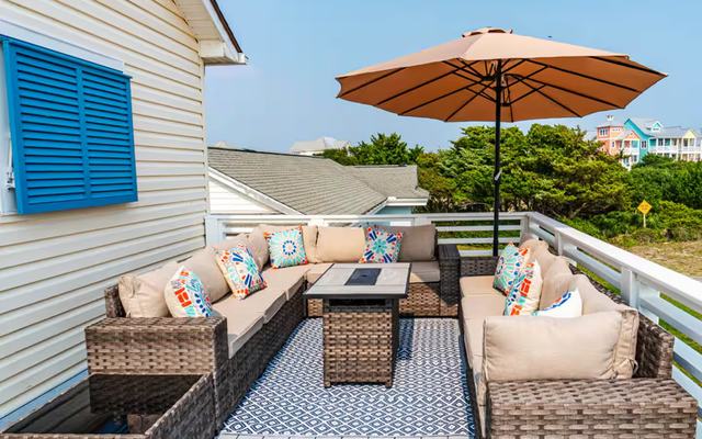 North & South rooftop deck lounge